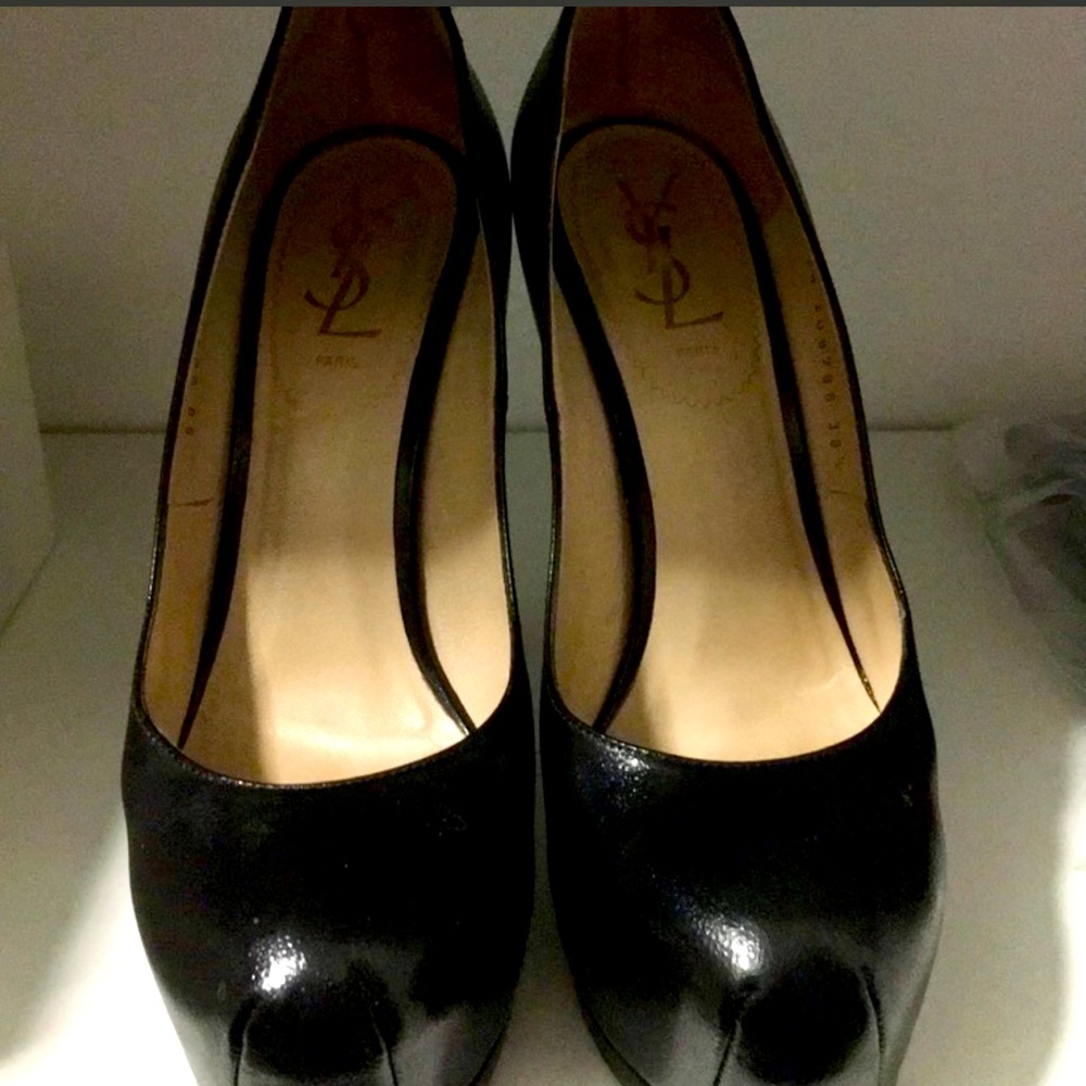 Yves Saint Laurent black tribute pumps